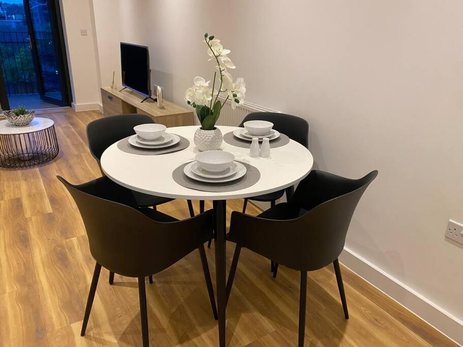 Triple T Homes Cosy 2 Bedroom Apartment With Balcony Ilford Exterior foto
